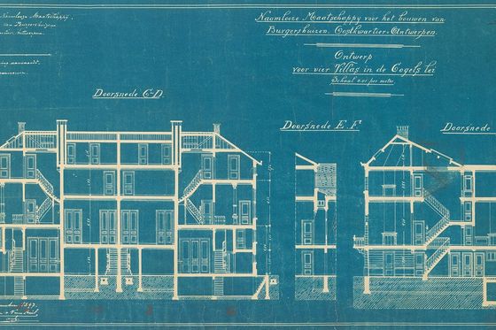 Historischer Blaupausen-Bauplan mit Schnittzeichnungen mehrerer Stadthäuser und Maßangaben