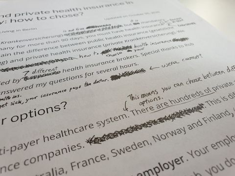 Ausgedrucktes Dokument mit handschriftlichen Korrekturen, Streichungen und Randnotizen