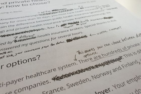 Ausgedrucktes Dokument mit handschriftlichen Korrekturen, Streichungen und Randnotizen