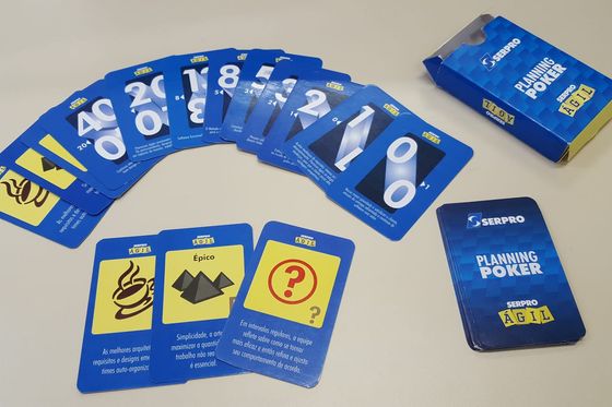 Planning-Poker-Karten mit Fibonacci-Zahlen, Kaffeetasse und Fragezeichen auf einem Tisch