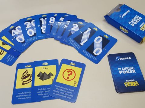 Planning-Poker-Karten mit Fibonacci-Zahlen, Kaffeetasse und Fragezeichen auf einem Tisch